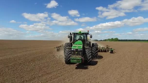 Tractor Con Una Sembradora Neumática Siembra Campo — Vídeo de stock