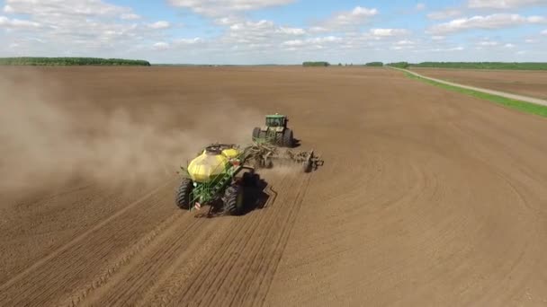 Sebuah Traktor Dengan Seeder Pneumatik Menabur Bidang — Stok Video