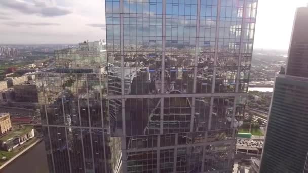 Camera Vliegt Hoogbouw Met Gespiegelde Windows — Stockvideo