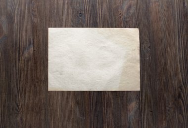 Kağıt ahşap zemin üzerinde