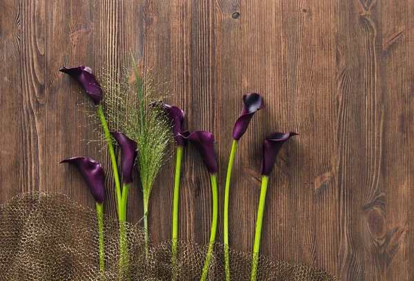 Drewniany stół lilii Calla — Zdjęcie stockowe