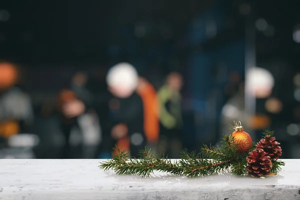 テーブルの上のクリスマス飾り — ストック写真