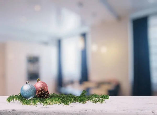 Різдвяні прикраси на столі — стокове фото