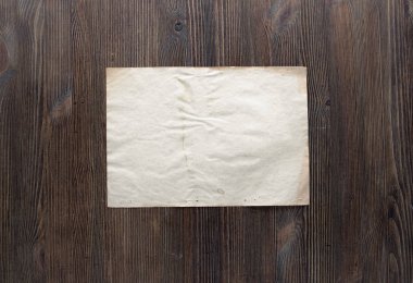 Kağıt ahşap zemin üzerinde