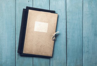 Mavi ahşap arka plan üzerinde klasör