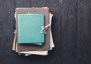 ahşap arka plan klasörlerde yığını