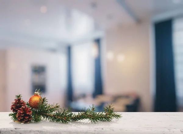 テーブルの上のクリスマス飾り — ストック写真