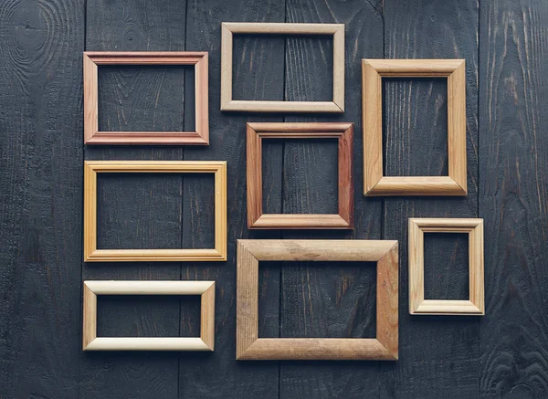 Houten frames op oude muur — Stockfoto