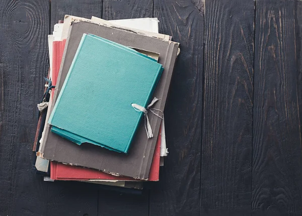 Pile de dossiers sur fond en bois — Photo