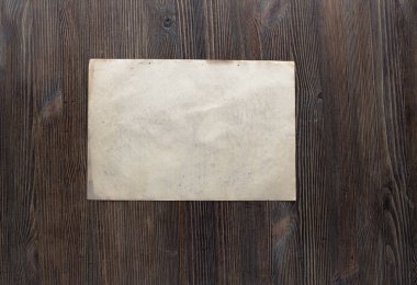 Kağıt ahşap zemin üzerinde