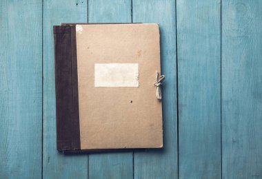 ahşap arka plan üzerinde klasör