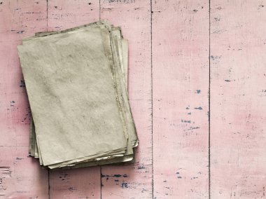 Eski kağıtlar yığını