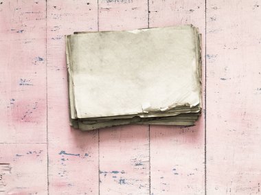 Eski kağıtlar yığını