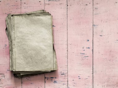 Eski kağıtlar yığını