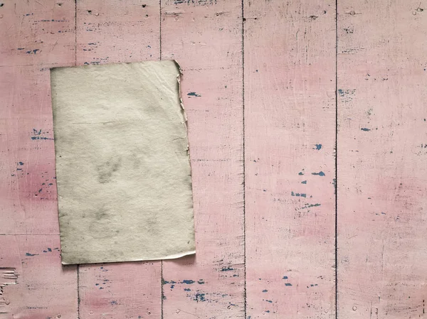 Бумага на розовом фоне — стоковое фото