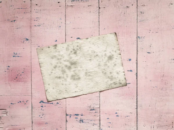 Carta su sfondo di legno rosa — Foto Stock