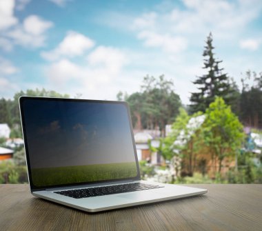 bilgisayar ahşap masada