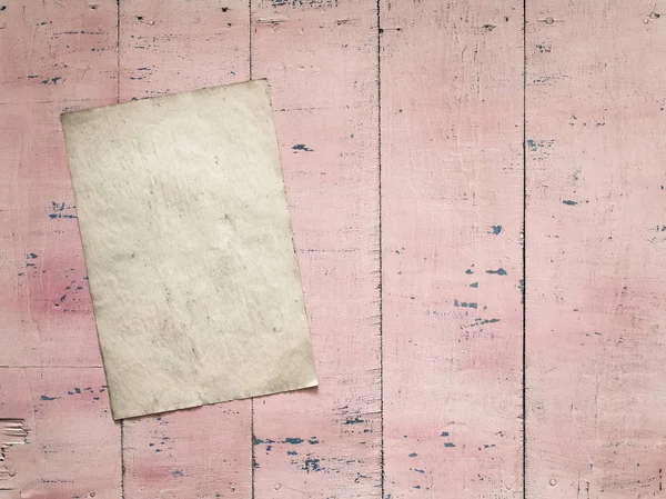 Papel sobre pared de madera rosa —  Fotos de Stock