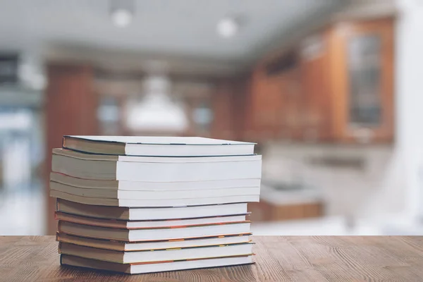 Stapel kookboeken op houten tafel — Stockfoto