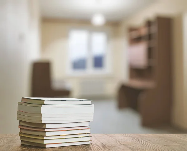 Книги на деревянном столе — стоковое фото