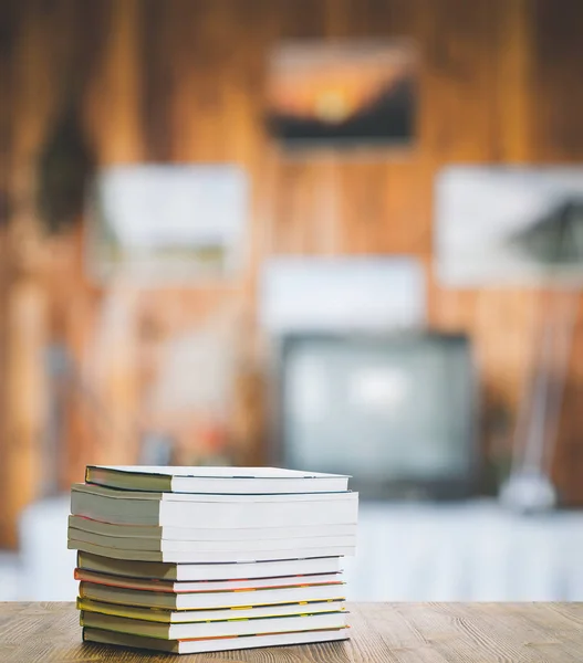 Libros sobre mesa de madera en la habitación Imágenes de stock libres de derechos