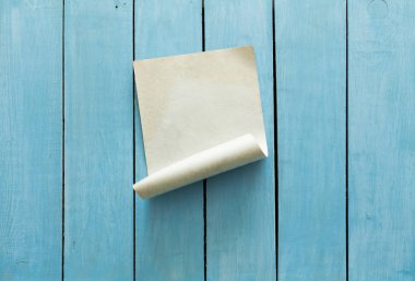 eski kağıt mavi ahşap duvar üzerinde