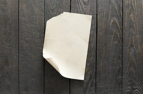 Papel viejo sobre pared de madera —  Fotos de Stock