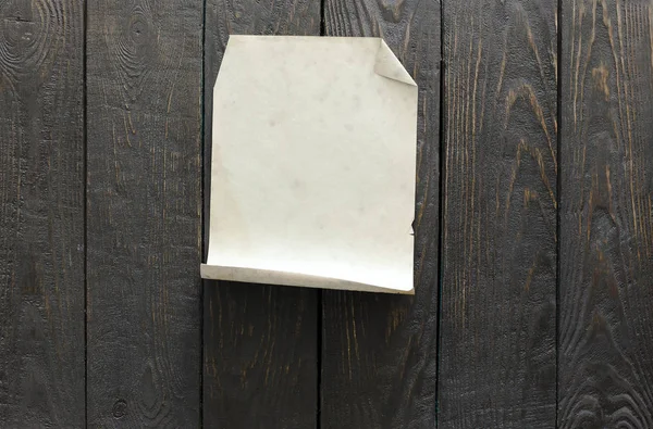 Papel velho na parede de madeira — Fotografia de Stock