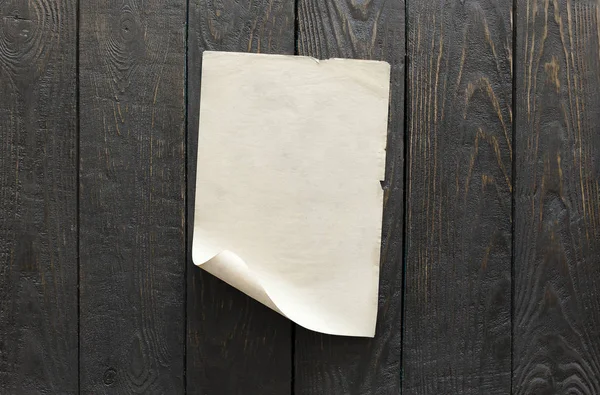 Старая бумага на деревянной стене — стоковое фото