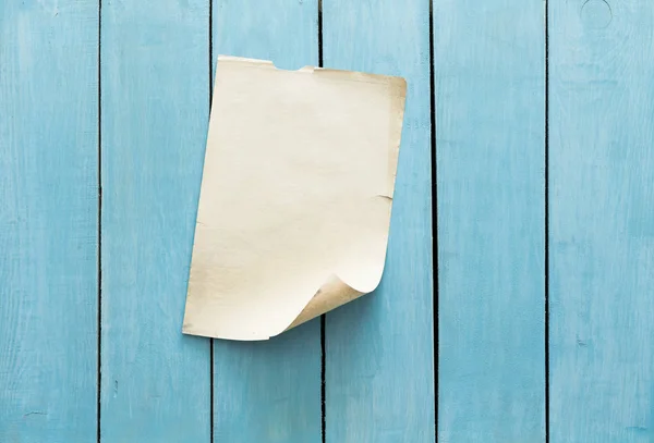 青い木製の壁に古い紙 — ストック写真