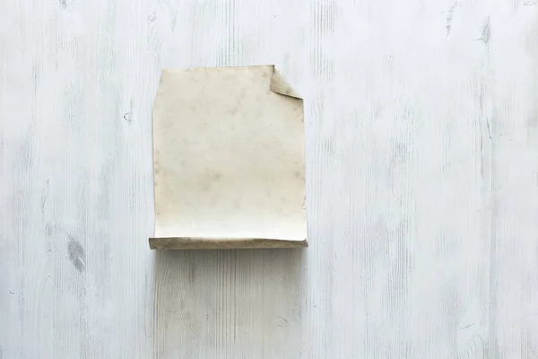 Старая бумага на голубой деревянной стене — стоковое фото