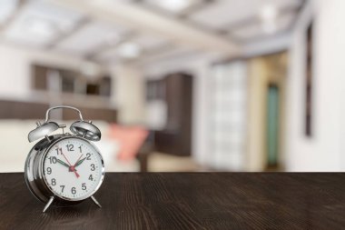 Ahşap masa üzerinde saat