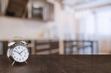 Ahşap masa üzerinde saat