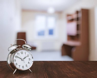 Ahşap masa üzerinde saat