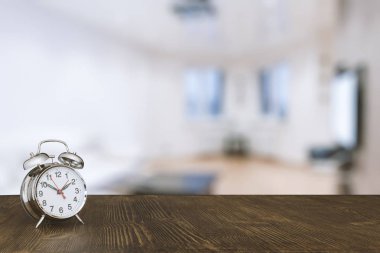 Ahşap masa üzerinde saat