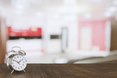 Ahşap masa üzerinde saat