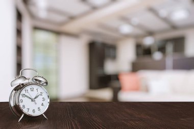 Ahşap masa üzerinde saat