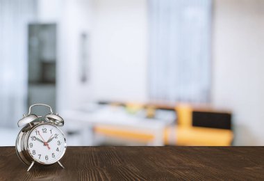 Ahşap masa üzerinde saat