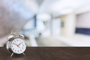 Ahşap masa üzerinde saat