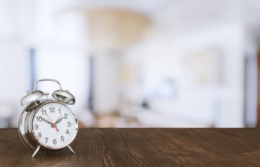 Ahşap masa üzerinde saat