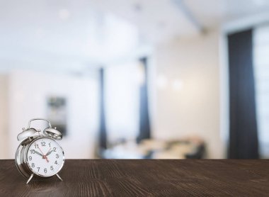 Ahşap masa üzerinde saat