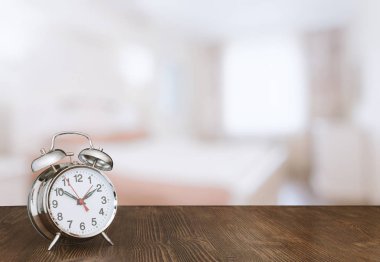 Ahşap masa üzerinde saat