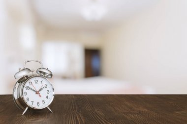 Ahşap masa üzerinde saat