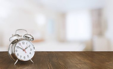 Ahşap masa üzerinde saat