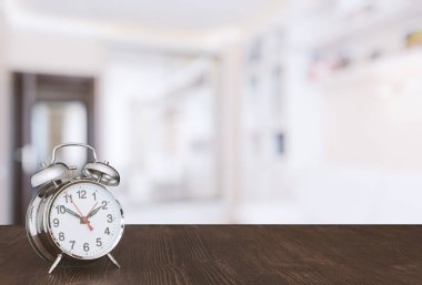 Ahşap masa üzerinde saat