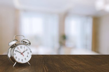 Ahşap masa üzerinde saat