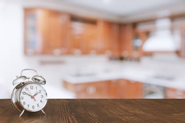 Ahşap masa üzerinde saat
