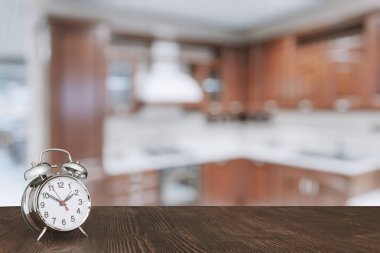 Ahşap masa üzerinde saat