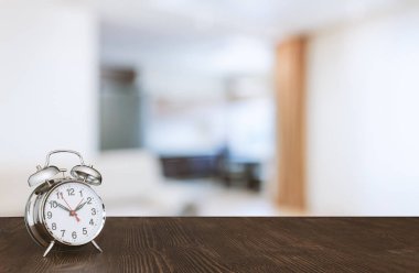 Ahşap masa üzerinde saat