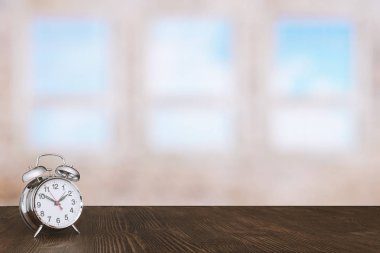 Ahşap masa üzerinde saat
